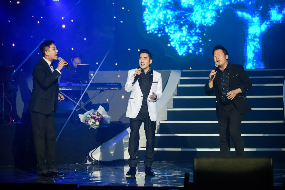 Bộ ba Tuấn Hưng, Quang Hà, Bằng Kiều đã mang tới cho công chúng những tiết mục ấn tượng. (Ảnh: Vietnam+)