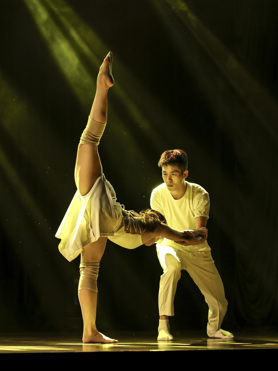 Chương trình giới thiệu đến khán giả nhiều gương mặt triển vọng của lĩnh vực múa đương đại. (Ảnh: Ngọc Hiền/Vietnam+)