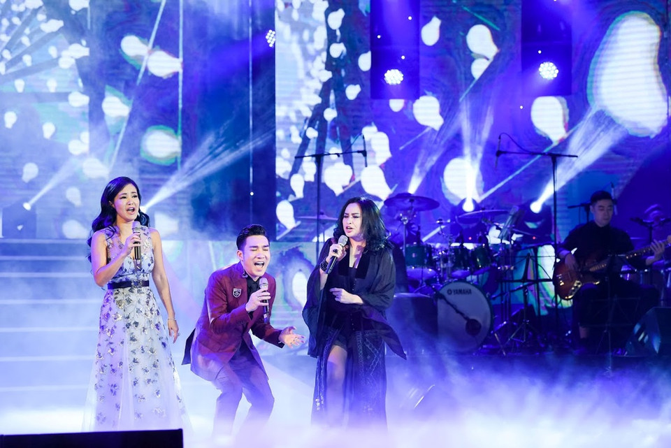 Hai nữ diva 'cháy' hết mình cùng nam ca sỹ Quang Hà trong 'Niệm khúc cuối,' 'Cho em một ngày'… (Ảnh: Vietnam+)