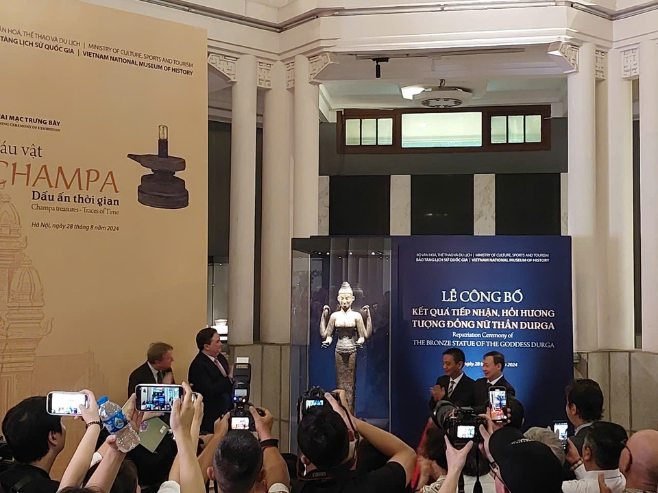 Các nhà nghiên cứu đã xác định: Đây là tượng Nữ thần Durga 4 tay, có thể khối lớn (cao toàn bộ 191cm, trong đó, tượng cao 157cm, nặng 101kg), niên đại vào thế kỷ VII với hiện trạng còn tương đối nguyên vẹn. Tượng có nguồn gốc Việt Nam, thuộc phong cách nghệ thuật văn hóa Champa. (Ảnh: Minh Thu/Vietnam+)