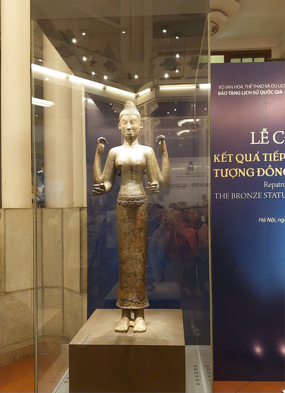 Bức tượng được trưng bày trong khuôn khổ triển lãm “Báu vật Champa-Dấu ấn thời gian” do Bảo tàng Lịch sử Quốc gia phối hợp với nhà sưu tập Đào Danh Đức tổ chức. Champa là quốc gia cổ đại từng tồn tại từ năm 192 đến năm 1832 ở khu vực miền Trung Việt Nam ngày nay. Văn hoá Champa chịu ảnh hưởng của văn hoá Ấn Độ và Java cùng với những sáng tạo riêng đã tạo nên những đỉnh cao nghệ thuật. (Ảnh: Minh Thu/Vietnam+)