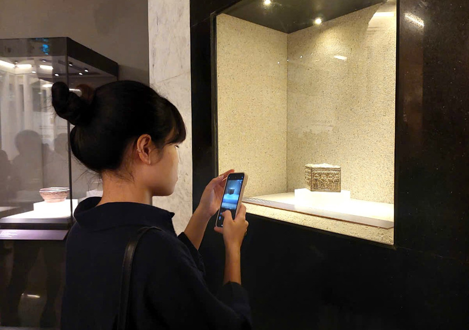 Triển lãm thu hút đông khách tham quan, trong đó có cả các bạn trẻ yêu di sản, sẽ kéo dài đến tháng 10/2024 tại Bảo tàng Lịch sử Quốc gia, 1 Tràng Tiền, Hà Nội. (Ảnh: Minh Thu/Vietnam+)