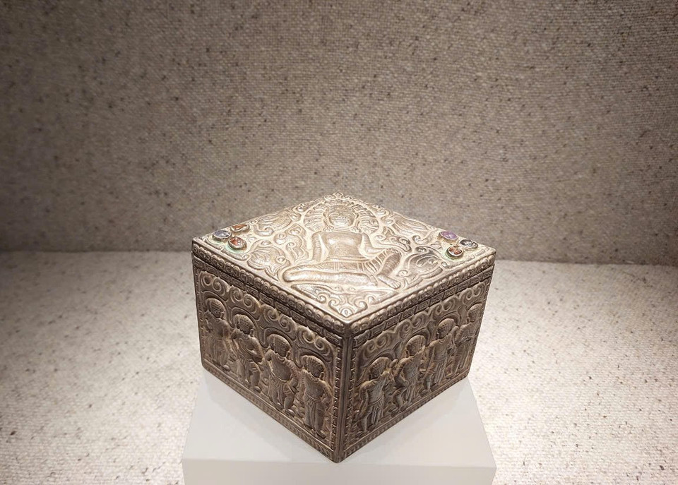 Hộp trang trí hình thần Shiva và các nữ thần. (Ảnh: Minh Thu/Vietnam+)