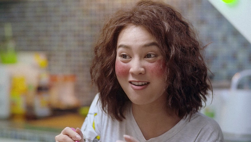 … thì nhân vật của Ninh Dương Lan Ngọc lại là một cô gái xấu xí, luộm thuộm và thất nghiệp. (Ảnh: ĐLP)