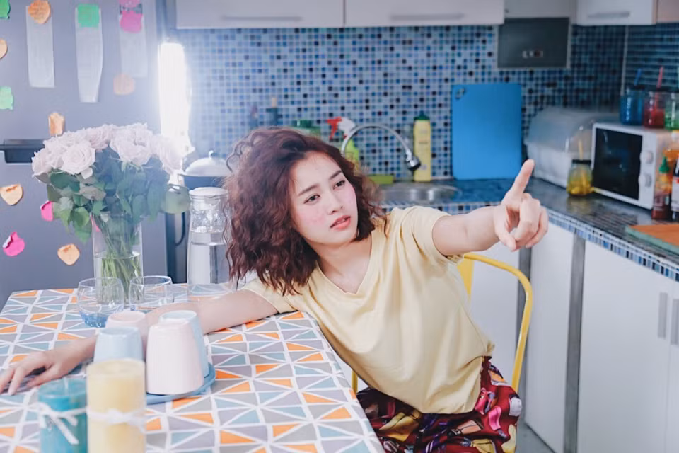 Lan Ngọc chia sẻ, cô rất hồi hộp chờ đợi phản ứng của khán giả khi xem cô hóa thân thành một cô nàng với ngoại hình xấu xí, tính cách có phần 'điên khùng.' (Ảnh: ĐLP) 