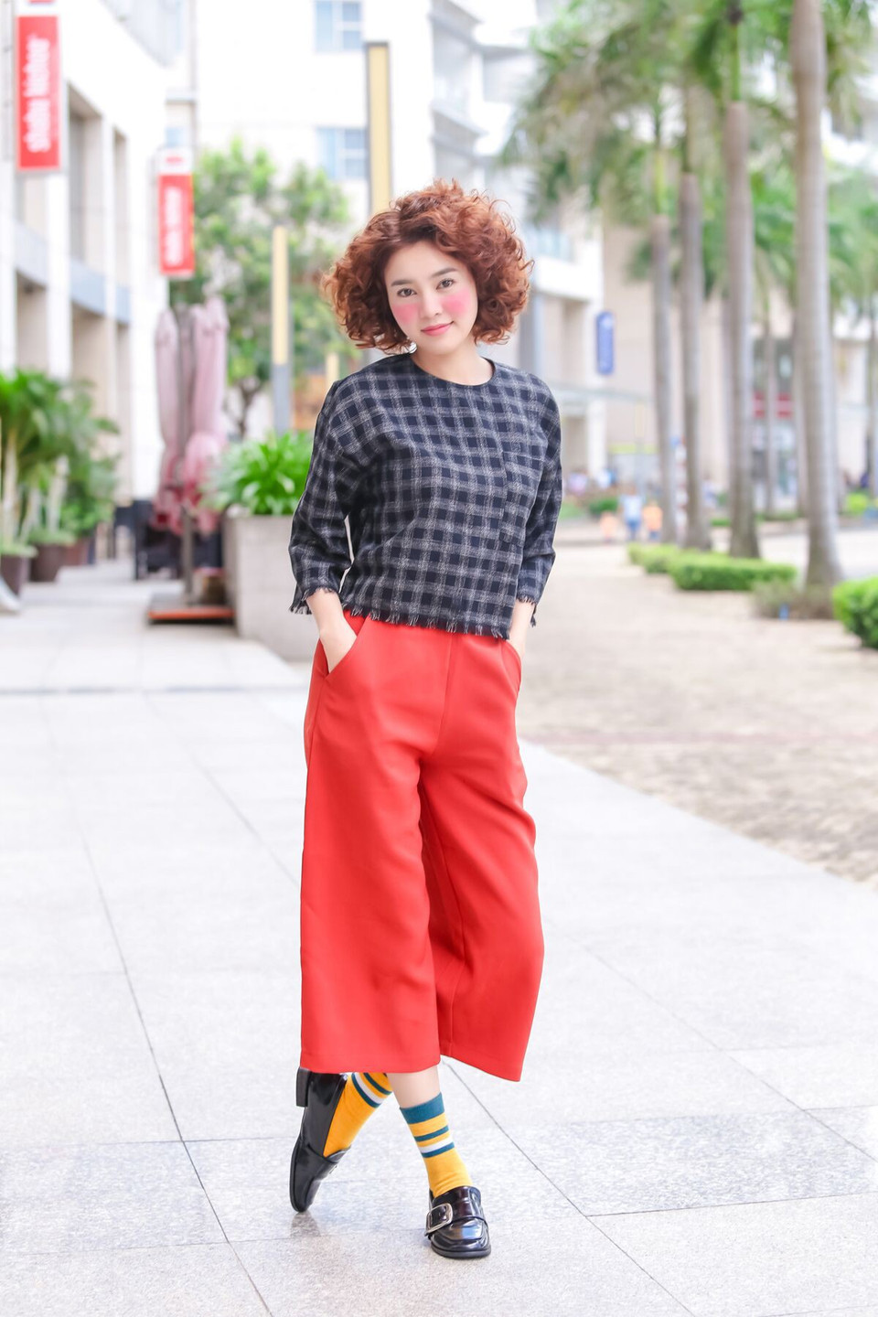 Việc lựa chọn trang phục, phối hợp phụ kiện của An Chi khiến khán giả khó có thể nhịn cười. (Ảnh: ĐLP)