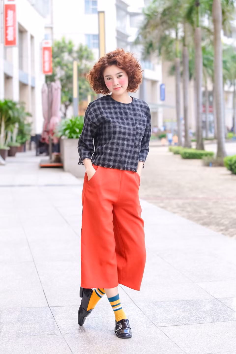 Việc lựa chọn trang phục, phối hợp phụ kiện của An Chi khiến khán giả khó có thể nhịn cười. (Ảnh: ĐLP)