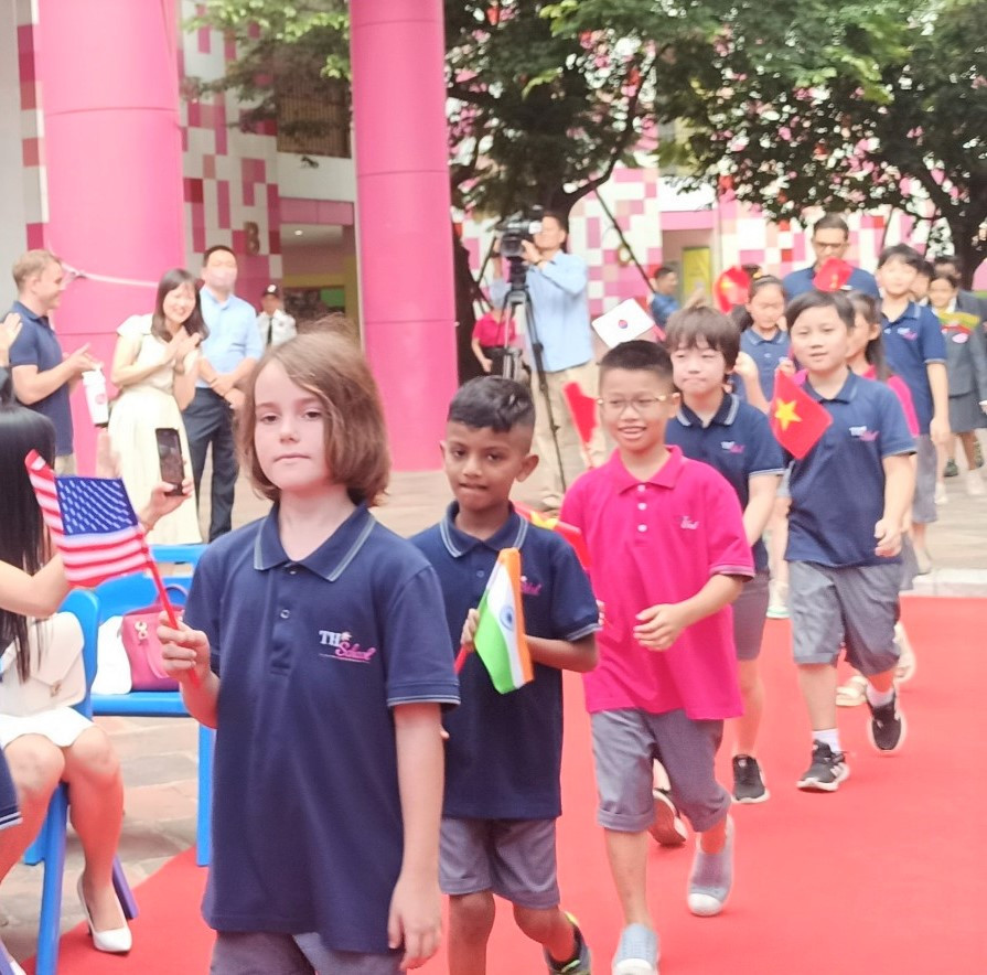 Năm học mới 2023-2024, nhà trường chào đón học sinh mới đến từ hơn 20 quốc gia trên thế giới về học tập và phát triển dưới mái trường màu hồng ấm áp tình yêu thương. (Ảnh: PV/Vietnam+)