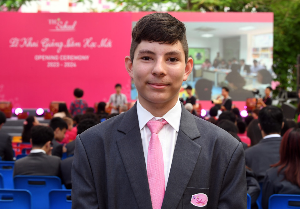 “Trong lớp em có bạn đến từ Venezuela, một bạn từ Argentina, một bạn là từ Algeria, hai bạn đến từ Hàn Quốc, còn lại là các bạn Việt Nam. Vì đến từ nhiều quốc gia trên thế giới nên lớp em thường xuyên được chúc mừng nhau nhân ngày Quốc khánh, những ngày lễ đặc biệt của đất nước mỗi thành viên trong lớp. Trải nghiệm này thú vị đến mức bây giờ chúng em tự tin về những hiểu biết về văn hóa, lịch sử… của rất nhiều quốc gia trên thế giới,” em Gianmarco Fernandez Bajon, đến từ Venezuela - đã tới Việt Nam được 4 năm - Học sinh lớp 9B trường TH School chia sẻ. (Ảnh: PV/Vietnam+)