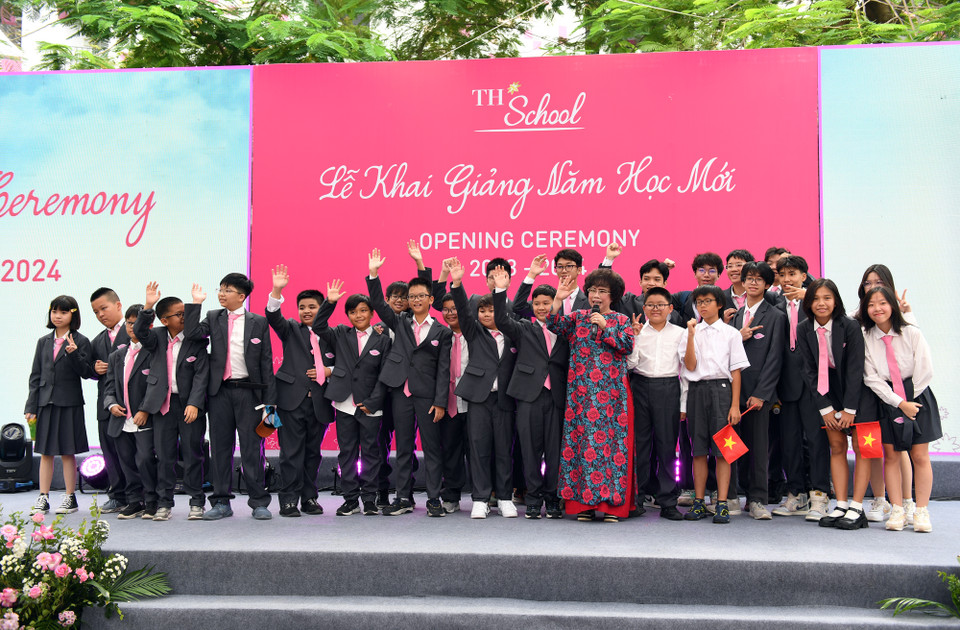 Đội ngũ thầy cô giáo và nhân viên toàn trường luôn hợp tác hiệu quả, cùng làm việc chăm chỉ và cống hiến để có thể góp sức vào các dấu mốc thành công của TH School. Đó là kết quả của sự lắng nghe và thấu hiểu lẫn nhau, cùng hướng đến một mục tiêu duy nhất: Tất cả vì học sinh thân yêu! (Ảnh: PV/Vietnam+)