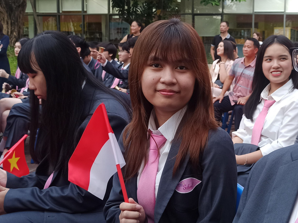 ...và tạo nên một lễ khai giảng đặc biệt với sự hiện cờ tổ quốc của nhiều quốc gia bên cạnh lá cờ đỏ sao vàng, khẳng định tính quốc tế hóa cao của TH School và sự tin tưởng lựa chọn của các phụ huynh trong và ngoài nước. (Ảnh: PV/Vietnam+)