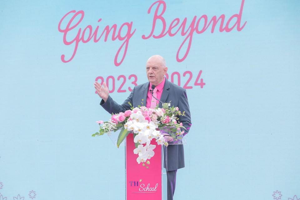 Trong không khí hân hoan đón chào năm học mới, thầy Stephen West - Tổng Hiệu trưởng Hệ thống trường TH School chia sẻ: “Năm học 2023 - 2024, nhà trường đã chuẩn bị kế hoạch cho mục tiêu vươn xa. Theo đó, TH School sẽ tiếp tục mở rộng các mối quan hệ hợp tác, tìm kiếm những cơ hội mới để học sinh có thêm trải nghiệm quý giá, để chất lượng của hoạt động dạy và học được nâng lên những tầm cao mới. Năm học tới, với tinh thần “không ngừng vươn xa”, TH School sẽ tiếp tục theo đuổi lộ trình đạt chuẩn kiểm định WASC cho cơ sở nội trú Hòa Lạc”. (Ảnh: PV/Vietnam+)