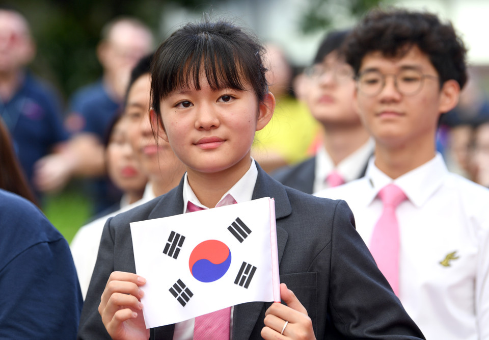 Mỗi học sinh đều mang theo lá cờ của Tổ quốc mình...(Ảnh: PV/Vietnam+)