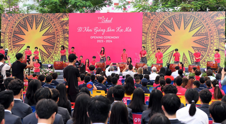 Giữa tiết trời mùa Thu thanh mát, ngày 5/9/2023, lễ khai giảng của TH School tại Hà Nội đã được mở màn với tiết mục đánh trống sôi động, đầy khí thế của các em học sinh tại ngôi trường màu hồng nổi bật cùng kiến trúc hoa sen tuyệt đẹp trên con phố Chùa Bộc. (Ảnh: PV/Vietnam+)