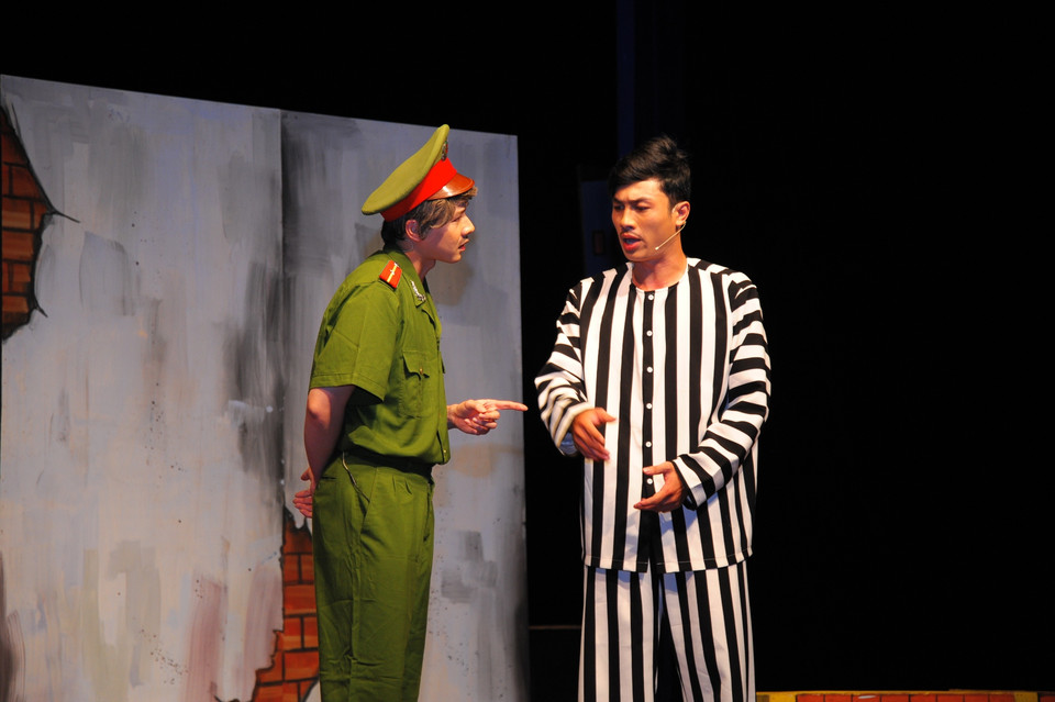 Bước đầu, cảnh sát hình sự đặt ra những nghi ngờ với bác sỹ Hùng. Ông đã từng ngồi tù vì tội danh giết vợ với hình thức gây án tương tự như thế. Liệu Hùng có phải là hung thủ của các vụ án lần này hay không? (Ảnh: BTC)