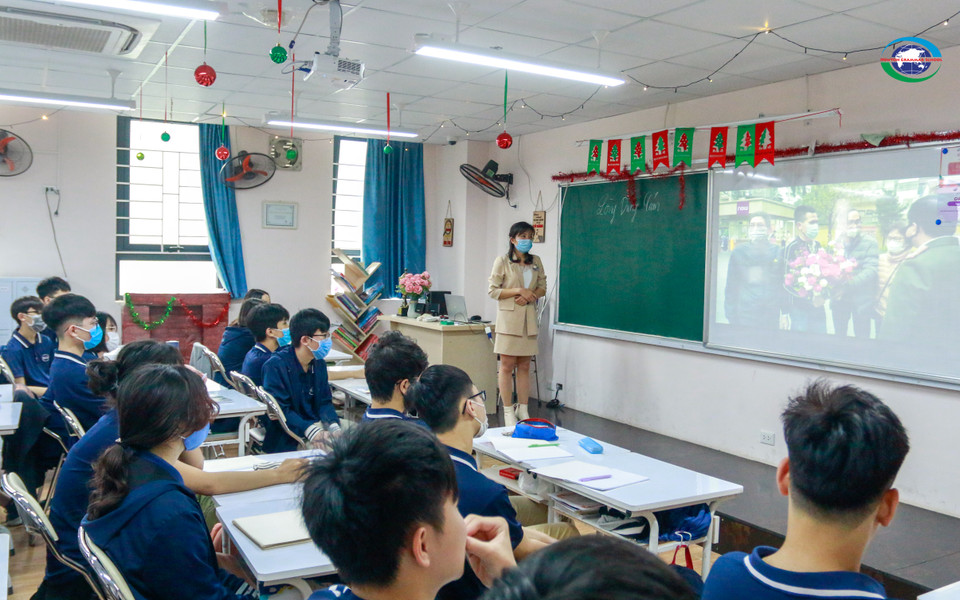 Trên nền câu chuyện và đoạn video clip ghi lại khoảnh khắc dũng cảm của anh Nguyễn Ngọc Mạnh, tiết học Kỹ năng của các em học sinh lớp 10A1 trường Newton được bắt đầu một cách tự nhiên và tràn đầy năng lượng tích cực. (Ảnh: PV/Vietnam+)