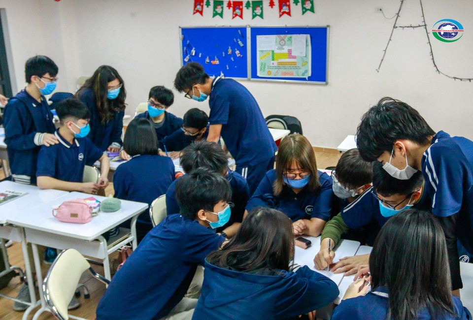 Các em được chia thành nhiều nhóm nhỏ để cùng thảo luận và tự đúc kết cho mình những thông điệp nhân văn cùng những bài học về kỹ năng quan trọng. (Ảnh: PV/Vietnam+)