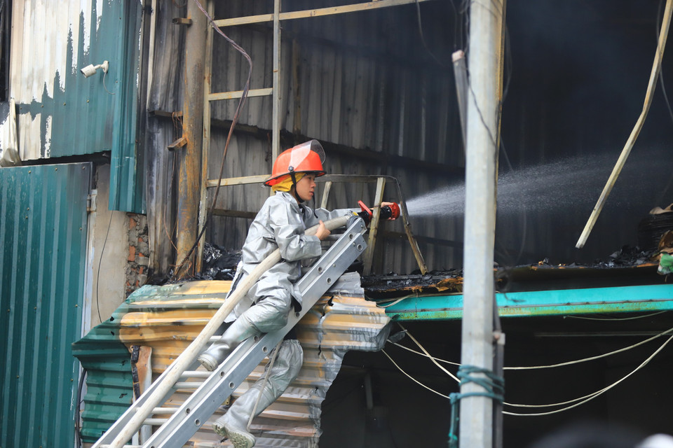 Lực lượng Phòng cháy Chữa cháy-Cứu hộ Cứu nạn cùng Công an quận Hoàng Mai đã sớm có mặt xử lý tình hình. (Ảnh: PV/Vietnam+)