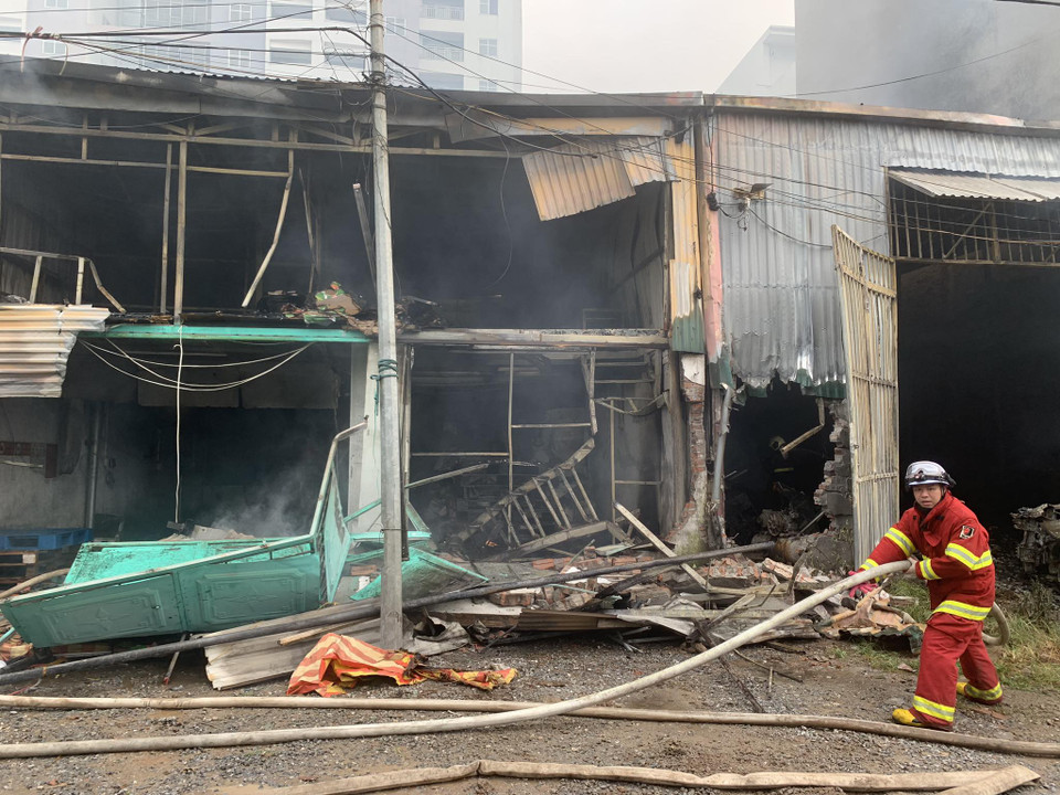 Theo thông tin ban đầu, đây là cụm 4 kho xưởng: 2 xưởng nội thất, 1 xưởng hoa quả, 1 xưởng làm lốp. (Ảnh: PV/Vietnam+)