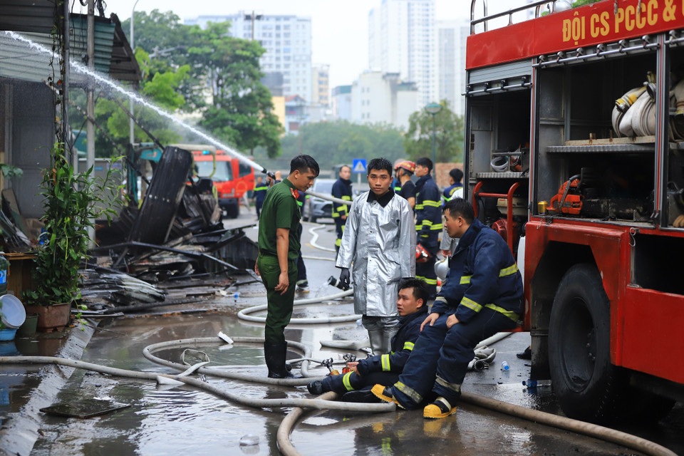 Đến 9 giờ đám cháy đã được kiểm soát và dập tắt. (Ảnh: PV/Vietnam+)