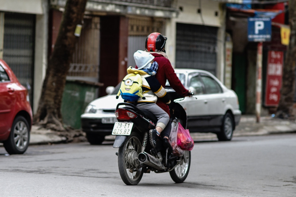 Những con phố như vắng lặng hơn trong ngày Hà Nội rét đậm, rét hại. (Ảnh: Hoàng Long/Vietnam+)