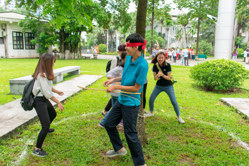 Công chúng trải nghiệm trò chơi húc trâu của đồng bào Ba Na trong khuôn khổ sự kiện. (Ảnh: PV/Vietnam+)