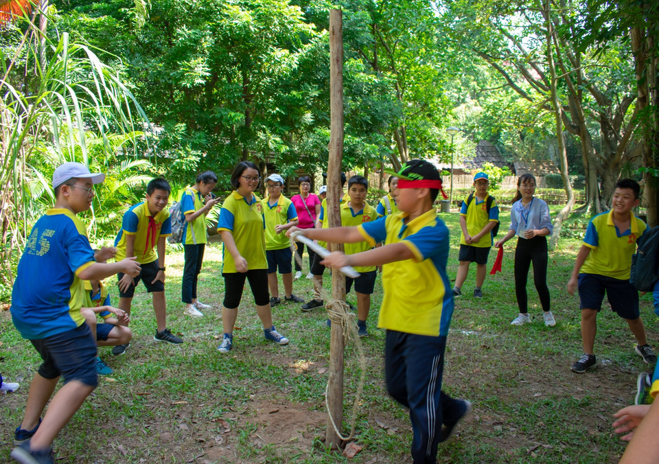 Các trò chơi dân gian thu hút sự tham gia của nhiều bạn nhỏ. (Ảnh: PV/Vietnam+)