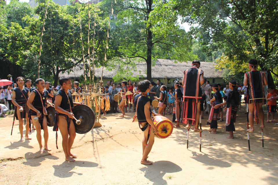 Điểm nhấn của chương trình hoạt động trình diễn cồng chiêng Tây Nguyên, nhạc cụ truyền thống của người Ba Na, Gia Rai… (Ảnh: PV/Vietnam+)