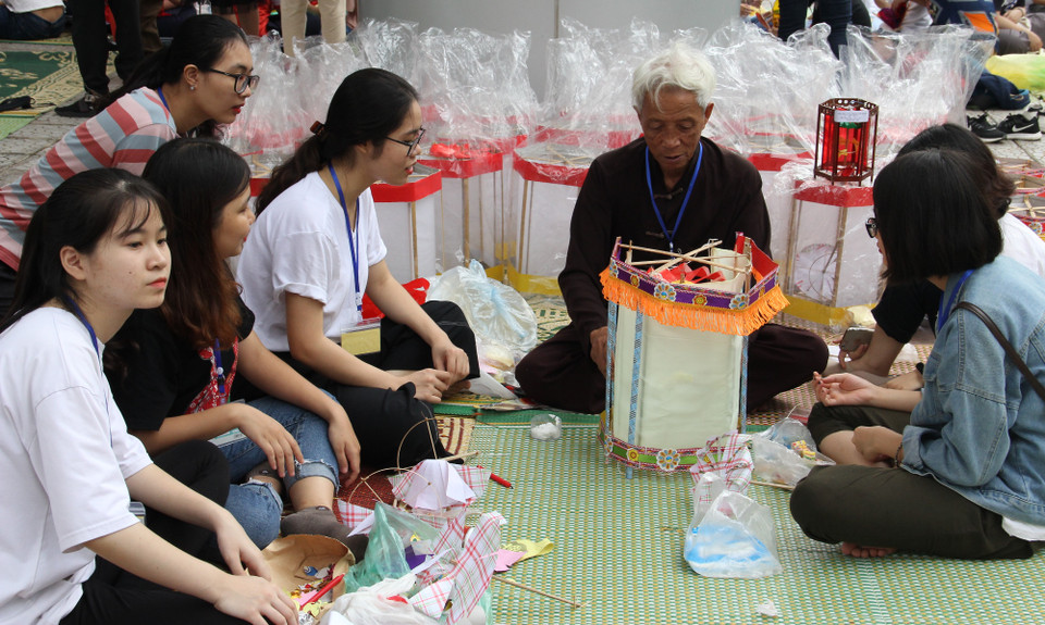 Những chiếc đền ông sao gợi nhắc không khí Trung Thu xưa. (Ảnh: PV/Vietnam+)