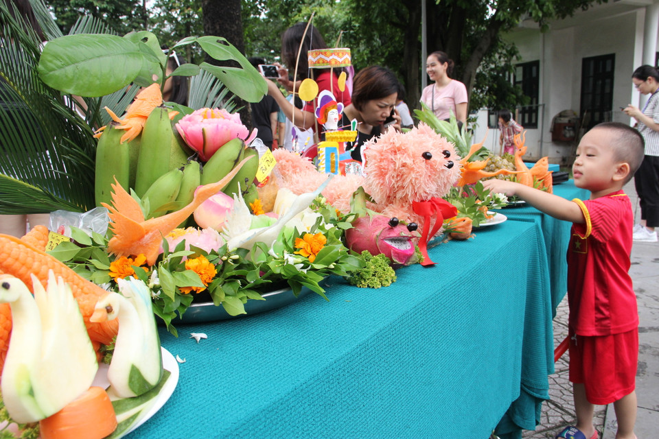 Cùng với những hoạt động giới thiệu những đặc trưng văn hóa và con người của vùng đất Gia Lai, du khách còn được hòa mình vào không khí Trung Thu truyền thống với những hoạt động như tìm hiểu mâm cỗ cổ truyền, thực hành làm đồ chơi… (Ảnh: PV/Vietnam+)