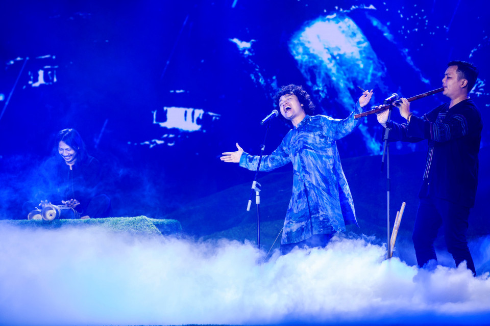 Các tiết mục trong chương trình cùng kể một câu chuyện xuyên suốt về sự giao hòa giữa con người và thiên nhiên. (Ảnh: CTV/Vietnam+)