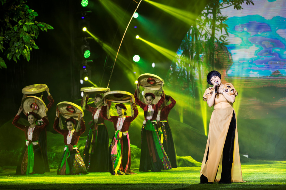 Ca sỹ Ngọc Khuê và các nghệ sỹ múa xuất hiện rực rỡ với 'Hoa thơm bướm lượn,' 'Chuồn chuồn ớt'… (Ảnh: CTV/Vietnam+)