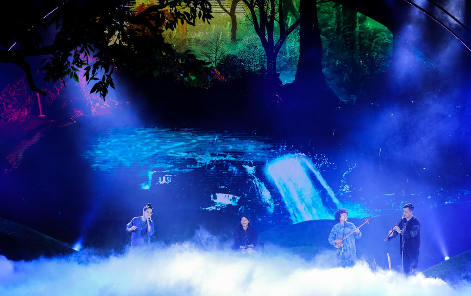 Tiết mục được dàn dựng với sự góp mặt của nhiều loại nhạc cụ truyền thống. (Ảnh: CTV/Vietnam+)