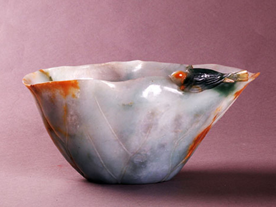 Chậu hình lá sen bằng ngọc (bộ sưu tập hiện vật Cung đình Huế, thế kỷ 19-20). (Ảnh: Bảo tàng Lịch sử Quốc gia)