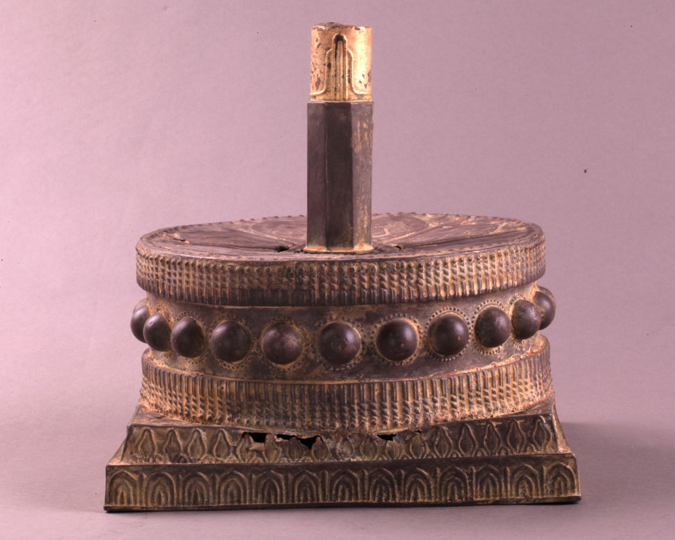 Đài thờ Uroja-Linga trang trí hoa sen bằng bạc mạ vàng (văn hóa Chăm thế kỷ 11-12). (Ảnh: Bảo tàng Lịch sử Quốc gia)