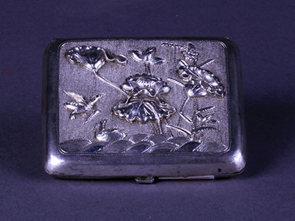 Hộp thuốc đúc nổi hình sen-uyên ương, chất liệu bạc (thời Nguyễn, thế kỷ 19-20). (Ảnh: Bảo tàng Lịch sử Quốc gia)