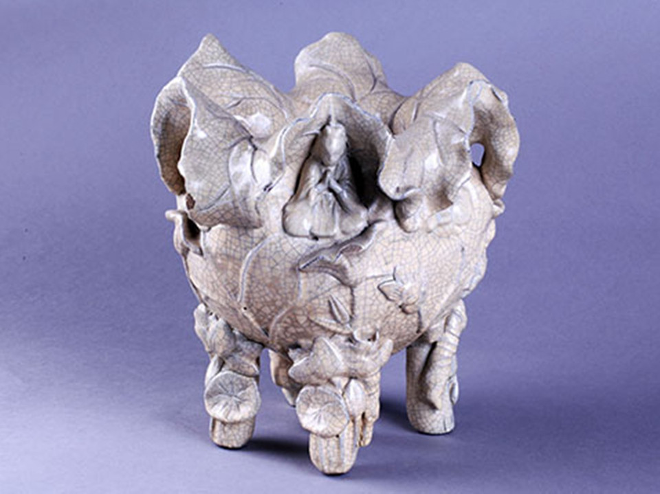 Lư hương hình lá sen, chất liệu gốm men rạn (thời Lê Trung Hưng, thế kỷ 17-18). (Ảnh: Bảo tàng Lịch sử Quốc gia)