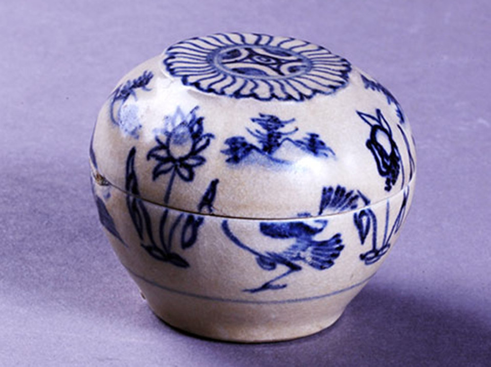 Hộp vẽ khóm sen và chim, chất liệu ốm hoa lam. (thế kỷ 15, hiện vật tàu đắm Cù Lao Chàm, Hội An, Quảng Nam). (Ảnh: Bảo tàng Lịch sử Quốc gia)