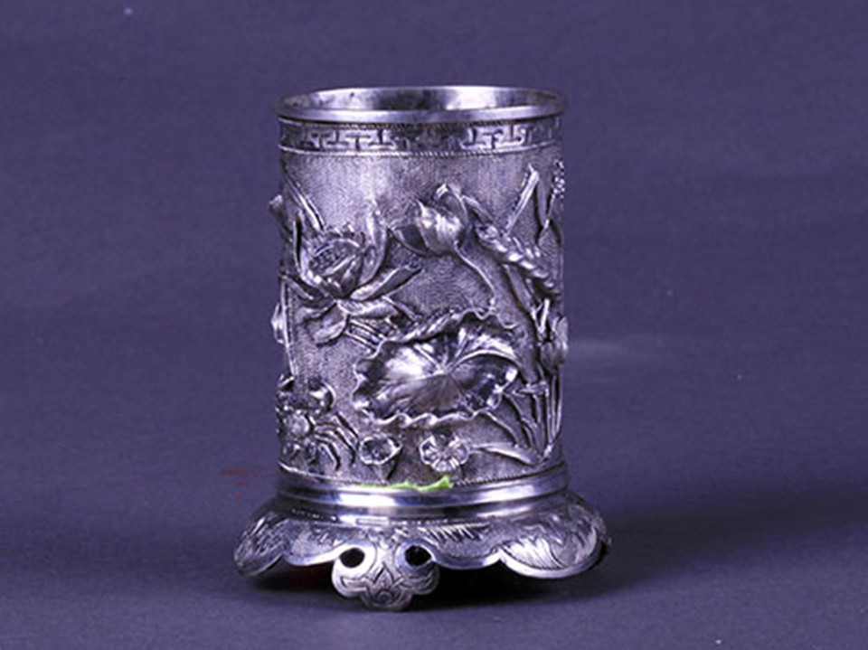 Ống bút đúc nổi hình sen bằng bạc (thời Nguyễn, thế kỷ 19-20). (Ảnh: Bảo tàng Lịch sử Quốc gia)