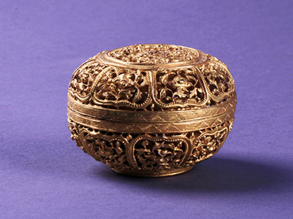 Hộp chạm lộng hoa lá trong ô cánh sen bằng vàng (thời Nguyễn, thế kỷ 19-20). (Ảnh: Bảo tàng Lịch sử Quốc gia)