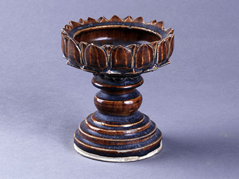 Chân đèn hình đài sen, chất liệu gốm men nâu (thời Trần, thế kỷ 13-14). (Ảnh: Bảo tàng Lịch sử Quốc gia)