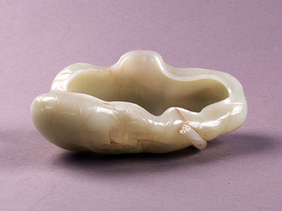 Ang rửa bút hình lá sen bằng ngọc (bộ sưu tập hiện vật Cung đình Huế, thế kỷ 19-20). (Ảnh: Bảo tàng Lịch sử Quốc gia)