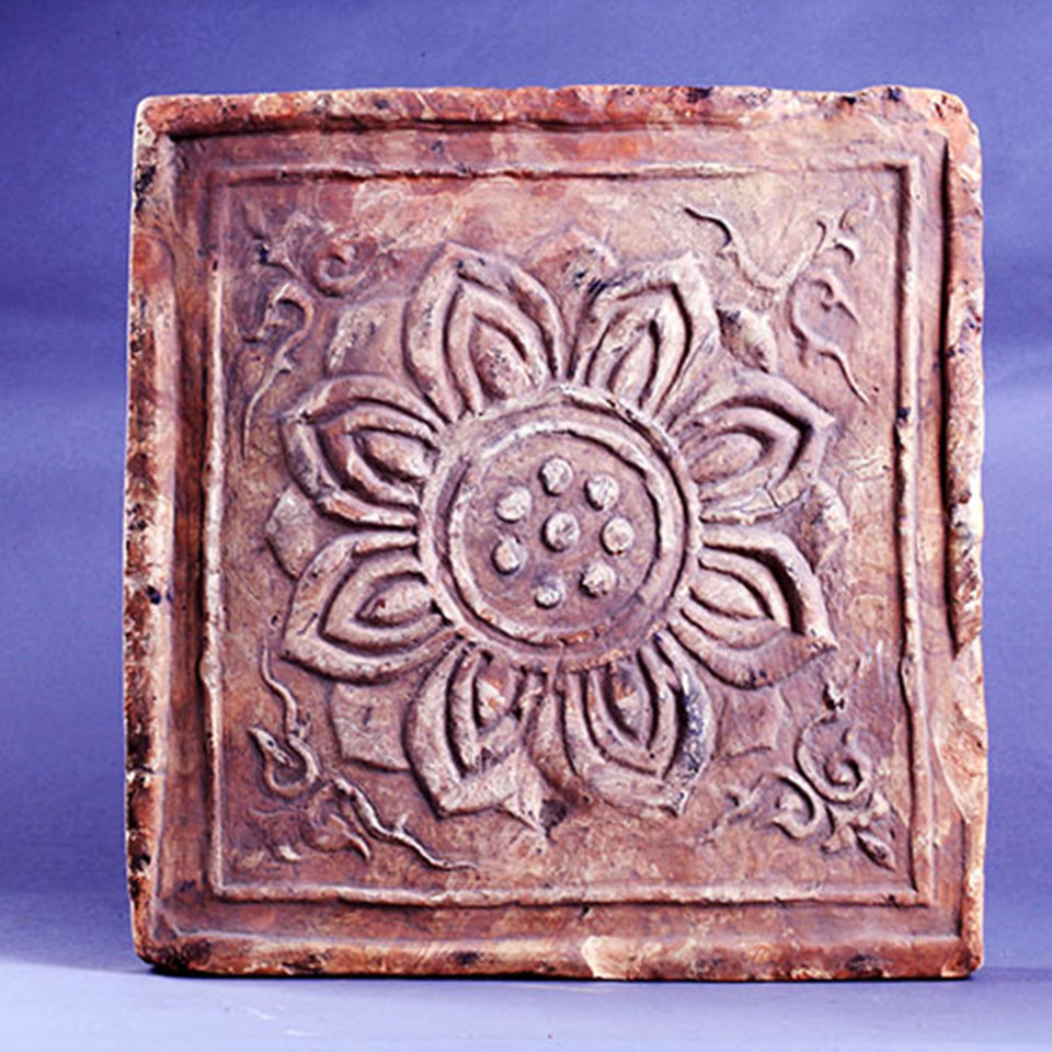 Gạch lát nền in nổi hình hoa sen mãn khai, chất liệu đất nung (thời Lý, thế kỷ 11-13). (Ảnh: Bảo tàng Lịch sử Quốc gia)