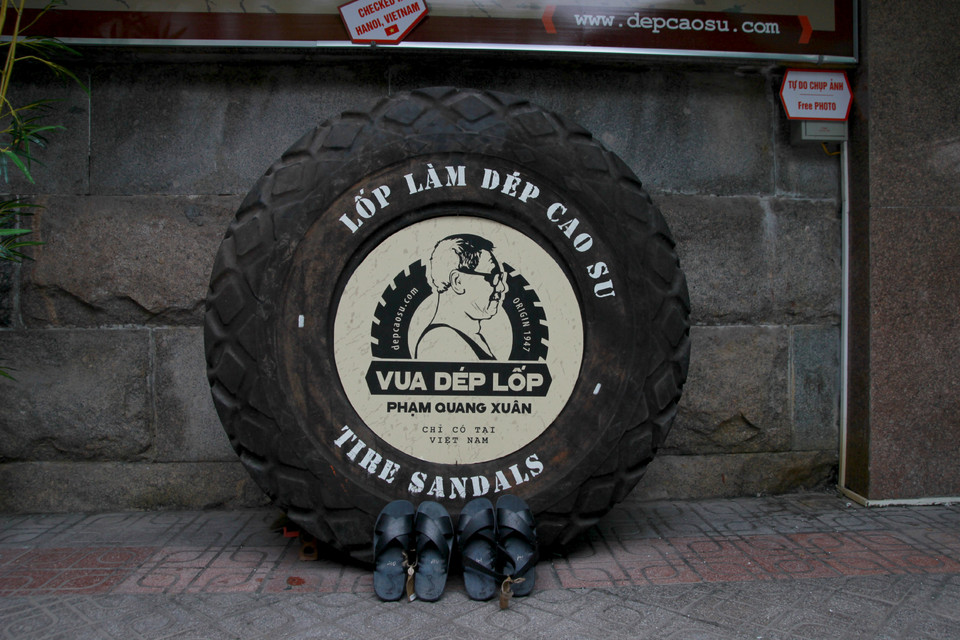 Dép cao su được làm từ những chiếc lốp xe ôtô siêu trường siêu trọng hoặc lốp máy bay, xe tăng nên dép rất dày dặn và chắc chắn. (Ảnh: Mai Hiền/Vietnam+)