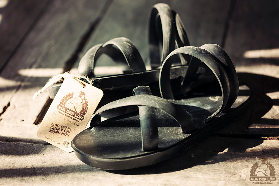 Đôi dép cao su – đôi dép Bác Hồ đã trở thành biểu tượng của người lính cụ Hồ khi nó là người bạn thân thiết của mỗi chiến sỹ trên mỗi bước đường hành quân. Đôi dép cao su luôn được xem như một trong những nhân chứng lịch sử hào hùng của cuộc chiến bảo vệ Tổ quốc của dân tộc Việt Nam khi nó là bạn với mọi chiến sỹ trên từng bước đường hành quân . (Ảnh: Mai Hiền/Vietnam+)