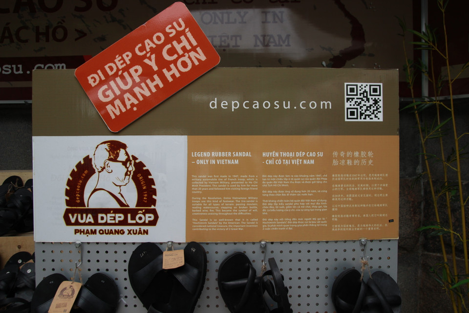 ‘Vua dép lốp’ Phạm Quang Xuân là một thương hiệu dép lốp nổi tiếng trong và ngoài nước bởi dép được làm bằng phương pháp thủ công từ đôi tay của nghệ nhân làm dép lốp duy nhất ở Hà Nội mang tên Phạm Quang Xuân. (Ảnh: Mai Hiền/Vietnam+)
