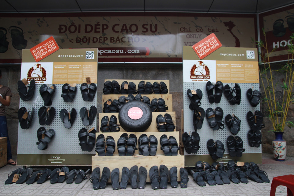 Những đôi dép được trưng bày ngay ngắn tại Bảo tàng Hồ Chí Minh để phục vụ khách tham quan. (Ảnh: Mai Hiền/Vietnam+)
