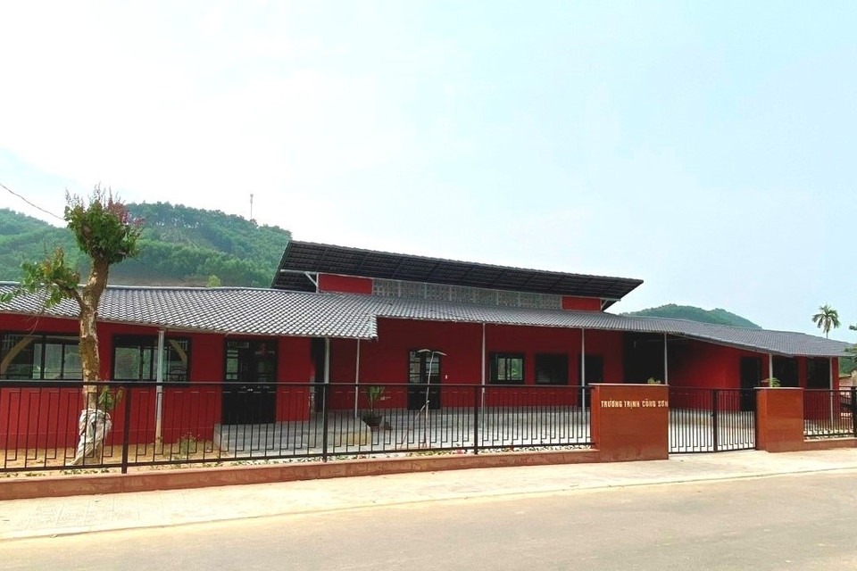 Tháng 4/2024, tên ông được đặt cho một ngôi trường dành cho đồng bào Cơ Tu ở huyện Nam Đông. Số tiền đầu tư là 2,3 tỉ đồng, trong đó gồm Quỹ Trịnh Công Sơn tài trợ 1,3 tỷ đồng, còn lại là ngân sách của huyện. (Ảnh: Báo Thừa Thiên Huế Online)