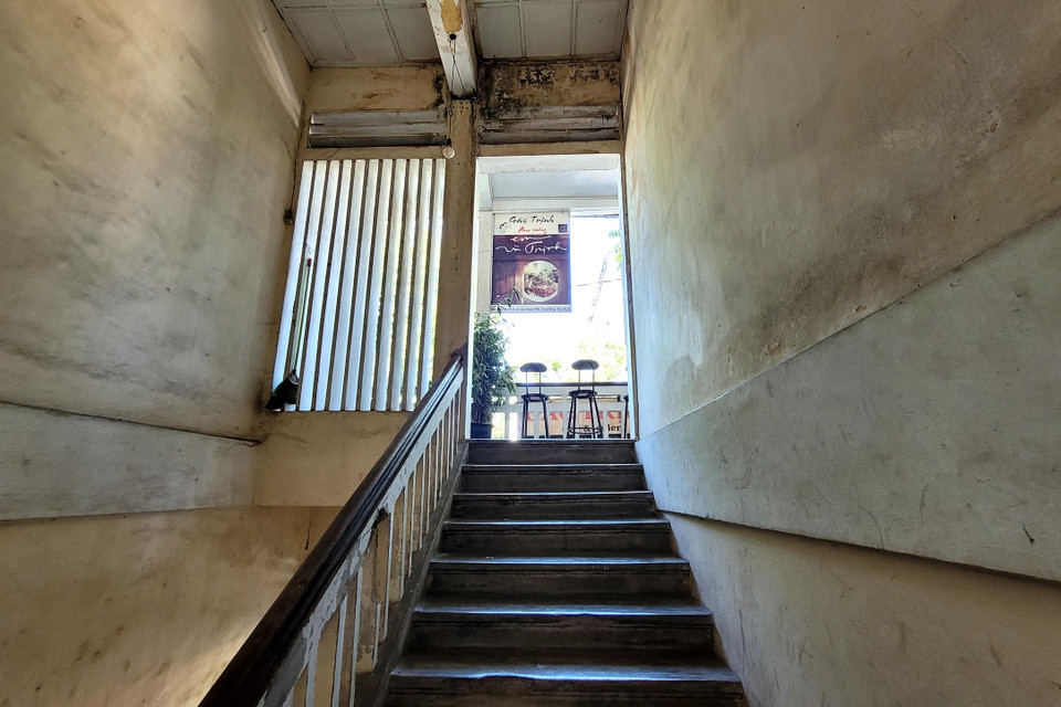 Tại đây Trịnh Công Sơn viết ca khúc đầu tiên - “Ướt mi.” Qua tiếng hát Thanh Thúy, nhạc Trịnh lần đầu đến với khán giả. Trong hình là lối lên căn gác nay được dùng làm quán cafe kiêm không gian Trịnh Công Sơn. (Ảnh: Minh Anh/Vietnam+)