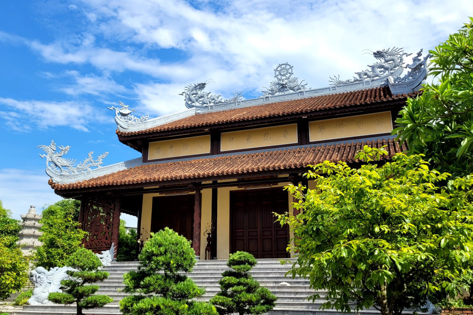 Người Huế phần đông theo đạo Phật, thường chọn quy y ở một chùa gần nhà. Gia đình Trịnh Công Sơn gồm cha mẹ và 8 người con (Trịnh Công Sơn là con cả) đều quy y tại chùa Phổ Quang, nay thuộc ngõ (kiệt) 65 phố Phan Bội Châu, con ngõ nằm cạnh đường tàu. (Ảnh: Minh Anh/Vietnam+)